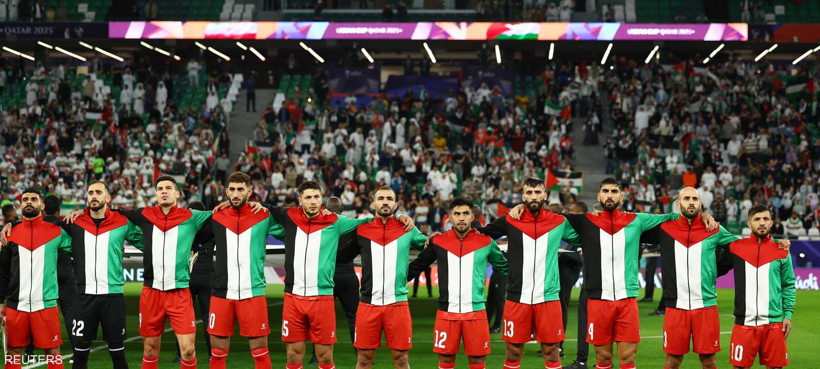 لاعبو المنتخب الفلسطيني قبل بداية المباراة