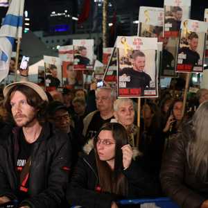 أهالي الرهائن في تظاهرة تطالب بهدنة لإطلاق سراحهم