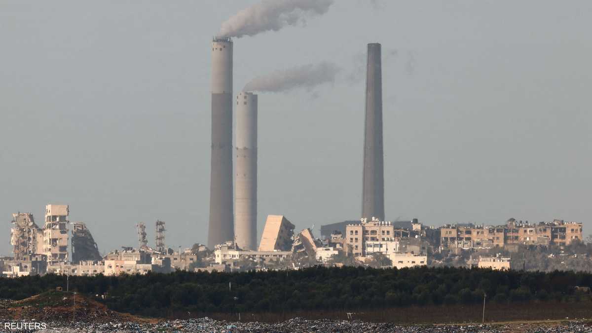 مباني غزة المدمرة وتظهر خلفها محطة عسقلان للكهرباء