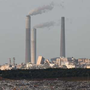 مباني غزة المدمرة وتظهر خلفها محطة عسقلان للكهرباء