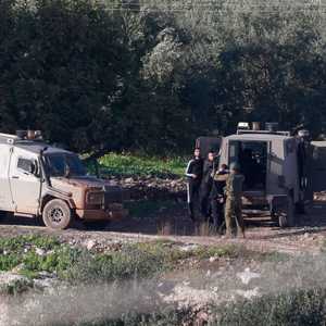 قوات إسرائيلية تعتقل فلسطينيين في الضفة الغربية