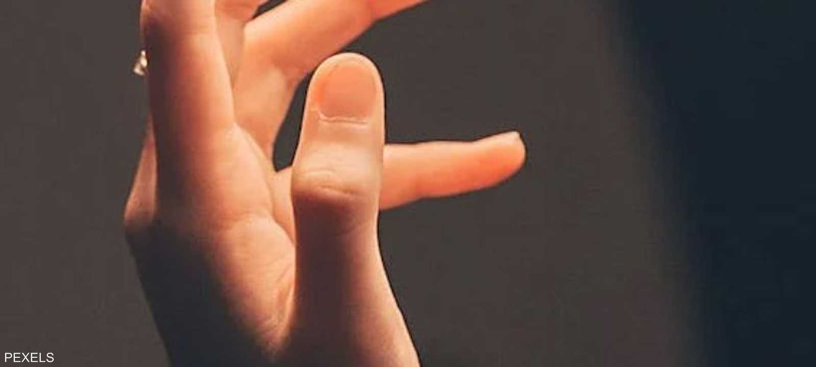 يبدأ التعجر مع ليونة قاعدة الظفر