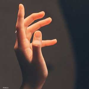 يبدأ التعجر مع ليونة قاعدة الظفر