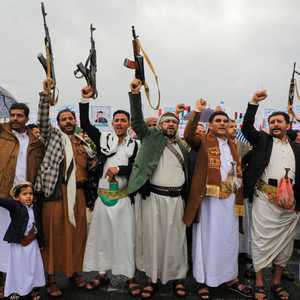 الحوثيون أعلنوا أن استهداف السفن سيستمر