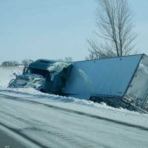 شاحنة تحيد عن الطريق جراء الثلوج والجليد