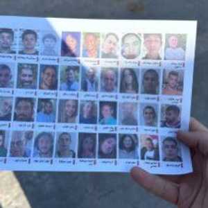 حملت المنشوات صور الرهائن