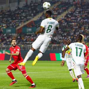 رأسية سيكو بجوار المدافع التونسي وجدي كشريدة