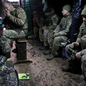 فئران ميتة على الأرض بينما يستريح الجنود الأوكرانيون