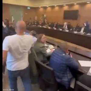 اقتحام أقرباء الرهائن الإسرائيليين جلسة للكنيست