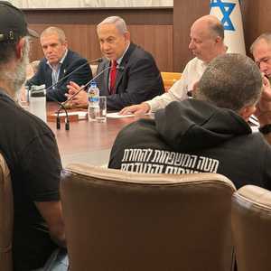 نتنياهو خلال لقائه ممثلي أهالي المحتجزين