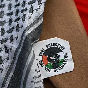 ملصق ينادي بالحرية لفلسطين خلال تظاهرات عالمية جراء حرب غزة