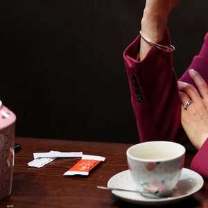 رئيسة وزراء اسكتلندا السابقة تحتسي الشاي