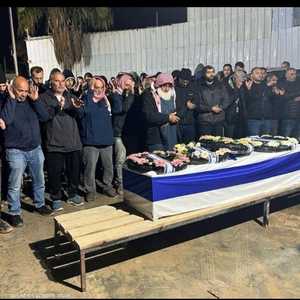 عائلة أحمد أبو لطيف تصلي الجنازة بعد مقتله