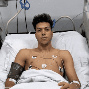 صورة للاعب المصري إمام  عاشور أثناء العلاج