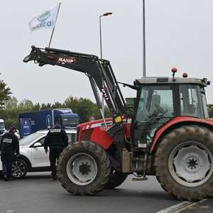 مزارعون يغلقون الطريق في بيتون، شمال فرنسا