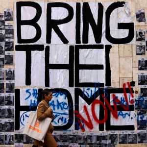 لافتة في تل أبيب تطالب بإطلاق سراح الرهائن لدى حماس في غزة