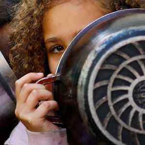 أطفال في انتظار وجبات من "تكيات" خيرية في غزة