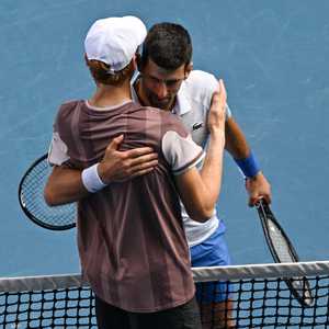 تحية جوكوفيتش لسينر بعد النهاية