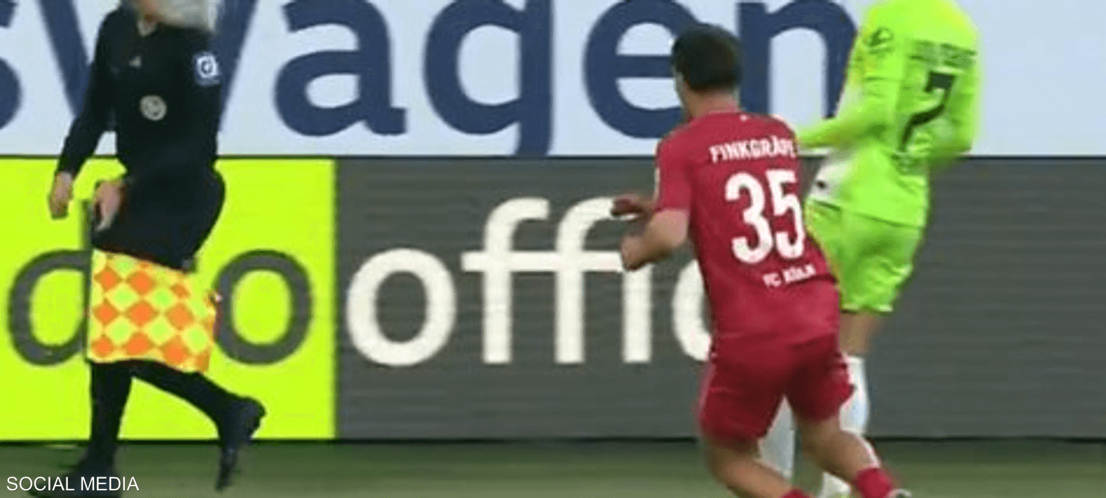 الكرة اصطدمت بقوة في وجه مساعد الحكم