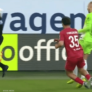 الكرة اصطدمت بقوة في وجه مساعد الحكم