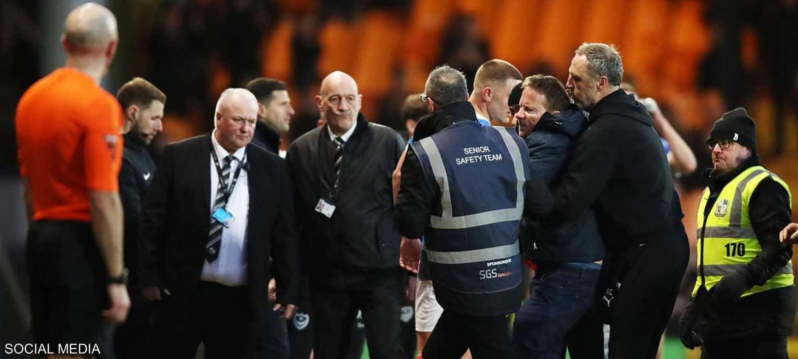 طارد المشجع الحكم كريج هيكس