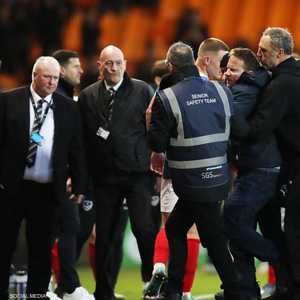 طارد المشجع الحكم كريج هيكس