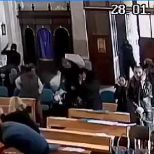 لحظة دخول المسلحين إلى الكنيسة
