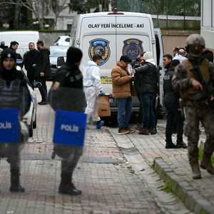 عناصر شرطة ومحققون أمام الكنيسة التي تعرضت للهجوم في إسطنبول