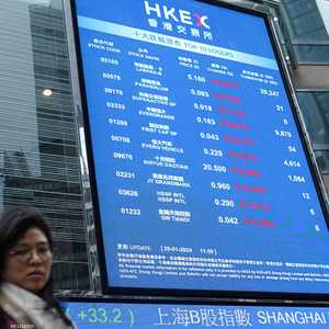شاشة تعرض أسعار أسهم Evergrande وغيرها خارج هونغ كونغ