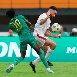 إبراهيما كيتا وروبرتو لوبيز لاعب الرأس الأخضر في صراع كروي