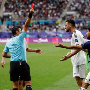 لحظة طرد أيمن حسين