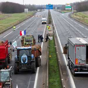 حصار من قبل المزارعين على الطريق السريع بالقرب من باريس