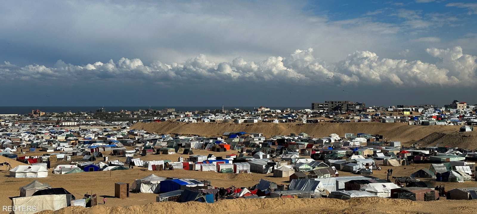 معظم النازحين يعانون من البرد والجوع في خيام ومبان عامة