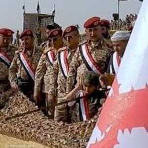 طفل وسط قادة مناورات الحوثيين الأخيرة