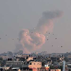 أعمدة الدخان تتصاعد في سماء غزة