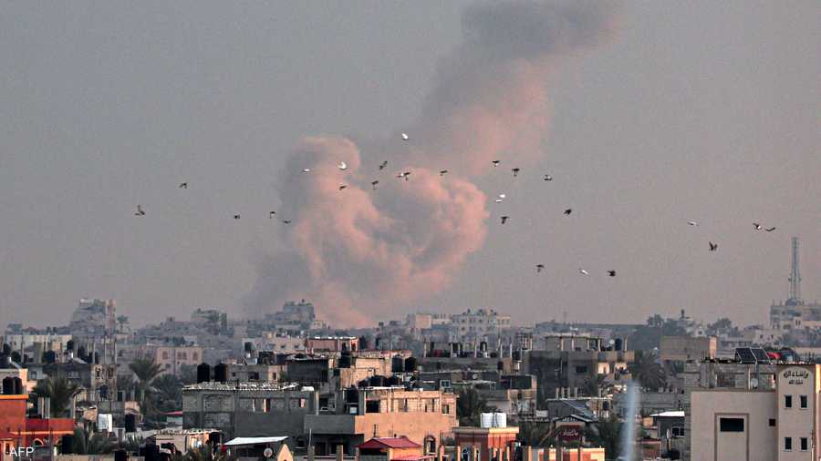 أعمدة الدخان تتصاعد في سماء غزة