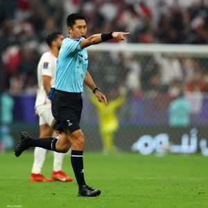 الحكم الصيني محتسبا ركلة جزاء