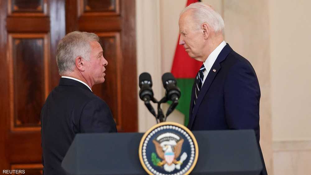 بايدن (يمين) خلال المؤتمر الصحفي مع الملك عبدالله