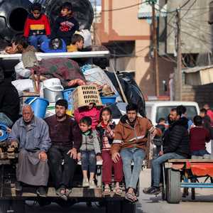 أفراد عائلة فلسطينية أثناء فرارها من رفح