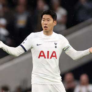 ظهر سون وهو يضع رباطا على إصبعين