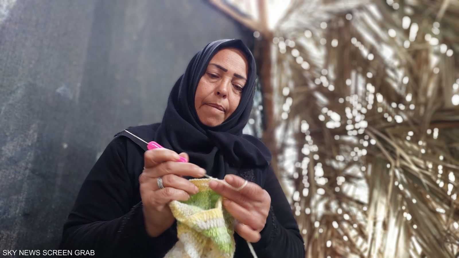 صانعة السعادة وهي تحوك الصوف