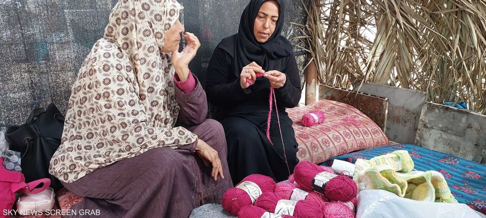 صانعة السعادة وهي تحوك الصوف