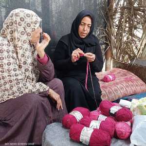 صانعة السعادة وهي تحوك الصوف