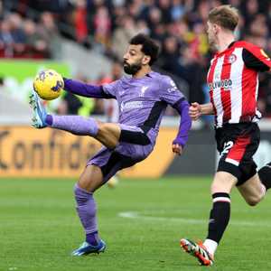 صلاح يعزز صدارة ليفربول مؤقتا