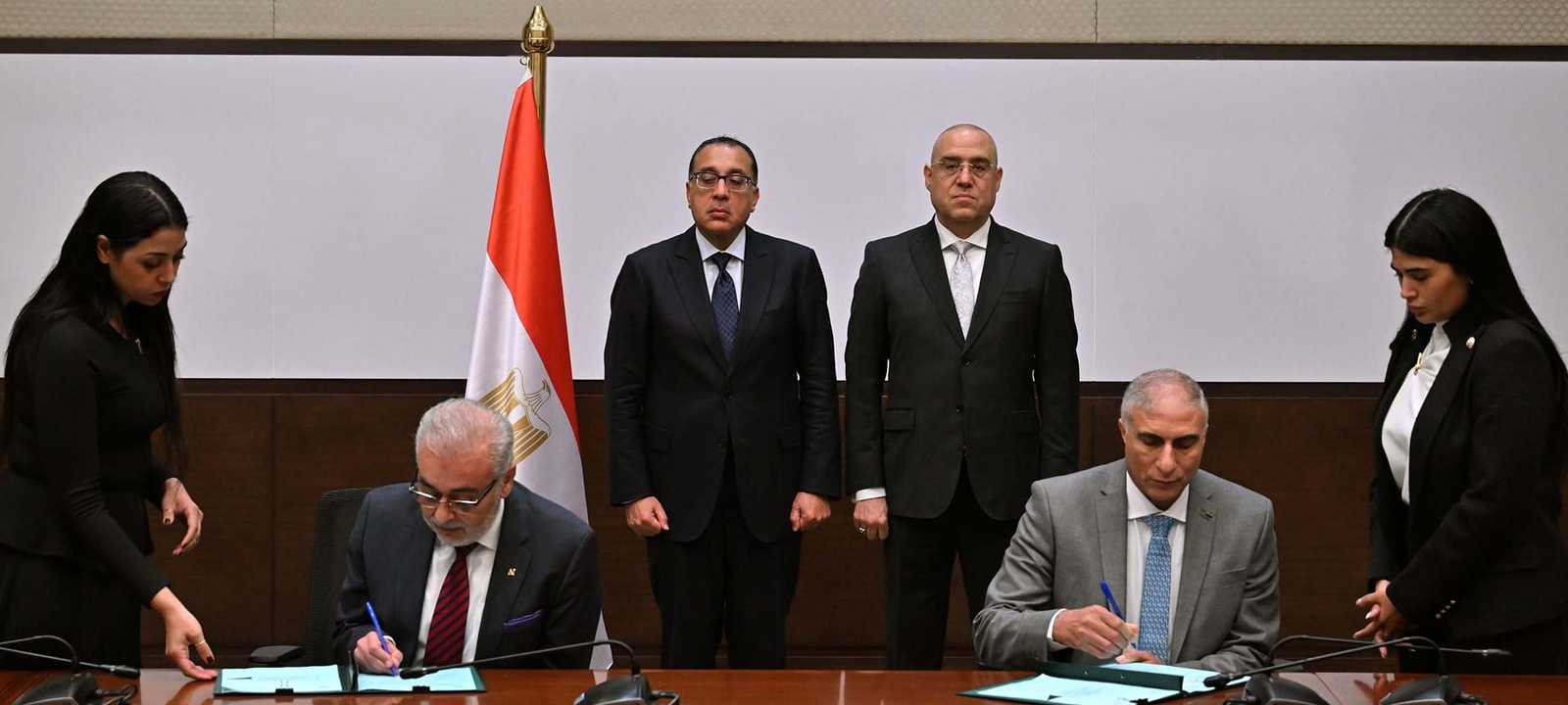 جانب من توقيع العقد بمجلس الوزراء المصري