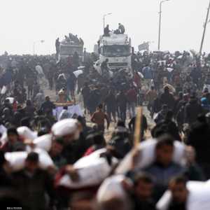 تهافت على شاحنات المساعدات جراء الحصار المطبق على القطاع