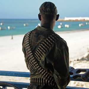 جندي صومالي يخفر الحدود البحرية مخافة حركة الشباب الإرهابية