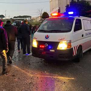 سيارة إسعاف في مكان الغارة الإسرائيلية