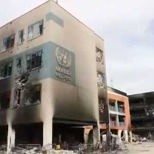 آثار الدمار جراء القصف على إحدى منشآت الأونروا في غزة