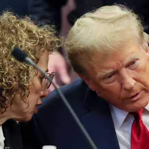 ترامب يستمع لمحاميته خلال إحدى جلسات محاكمته